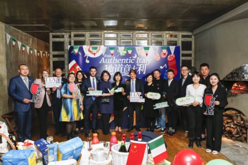 图：晚宴嘉宾合影留念