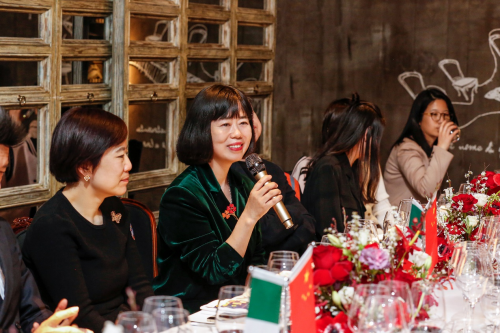 图：春播创始人兼CEO王昕女士（左二）