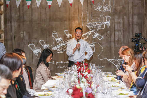 图：主厨为嘉宾介绍美食