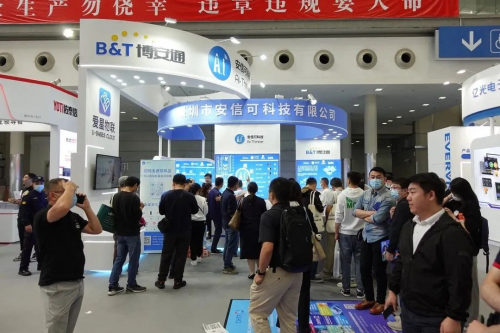 　　(展会现场盛况)