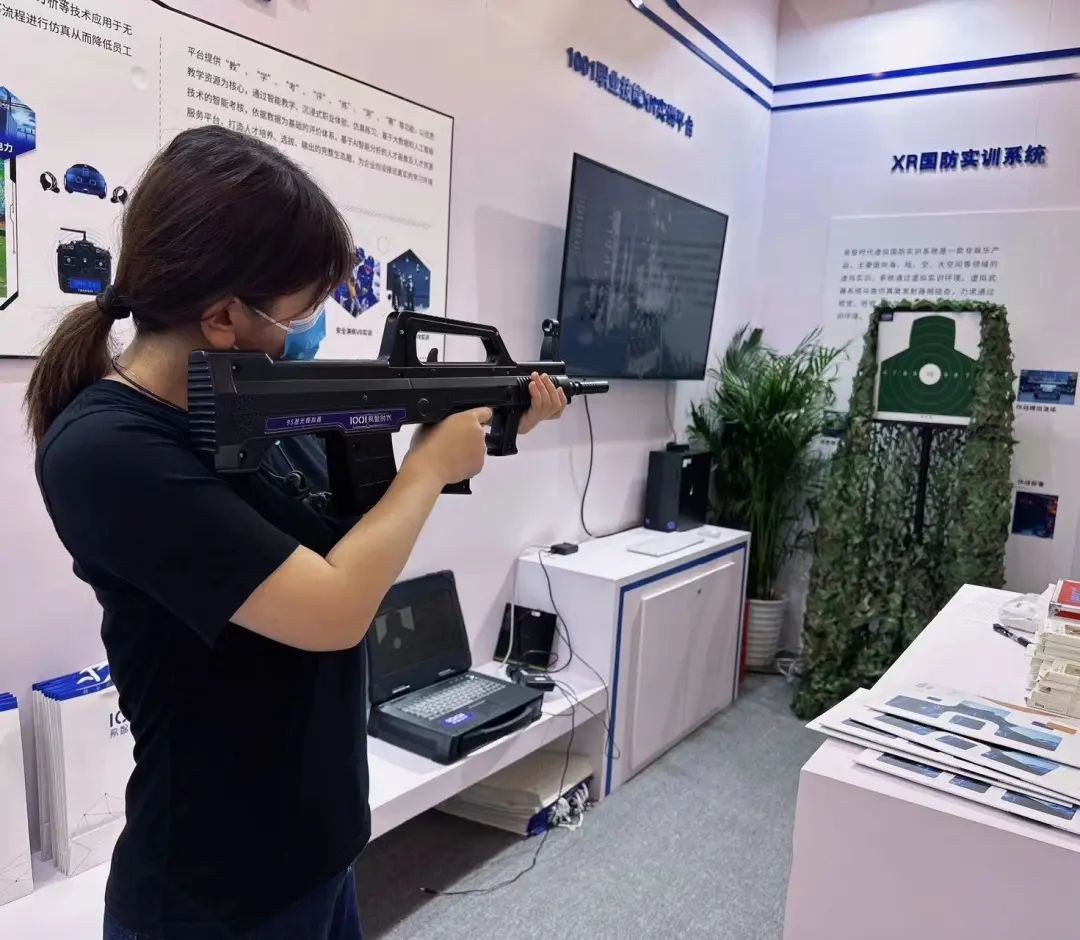 　　参会人员进行激光打靶体验