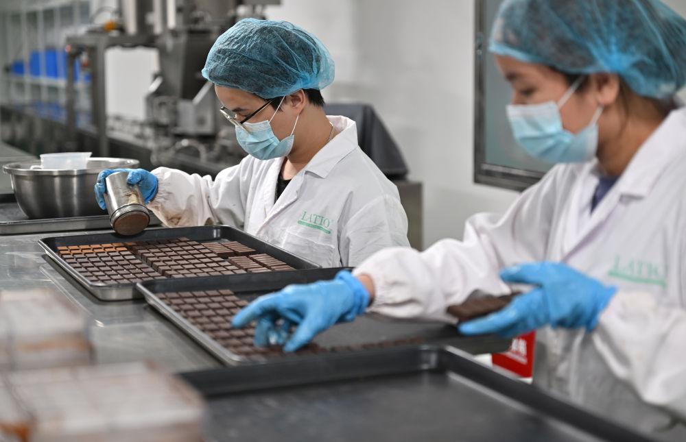 4月6日,加绿巧食品制造业(海南)有限责任公司的工作人员在制作手工