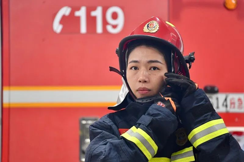 这个姑娘是全上海唯一的女消防员,就在这儿|救援_新浪财经_新浪网