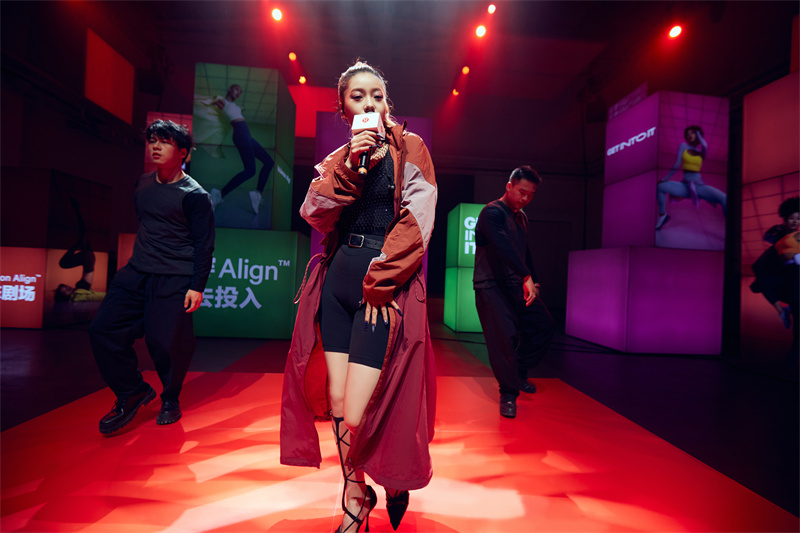 　　88rising旗下Z世代音乐人Veegee徐若侨(左上)、卡西恩Cacien(右上)、阿达娃Adawa(下)投入开唱