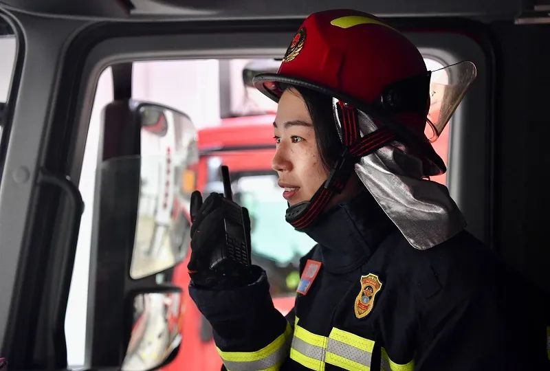 这个姑娘是全上海唯一的女消防员,就在这儿|救援_新浪财经_新浪网