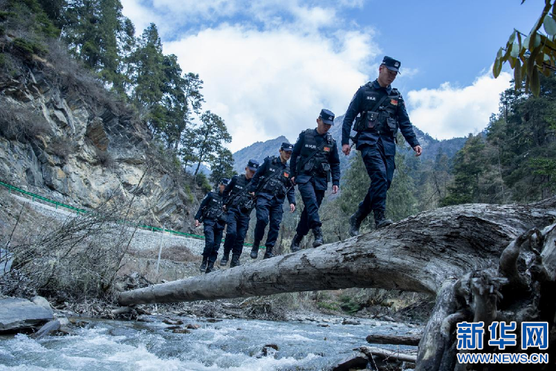 4月8日,玉麦边境派出所民警正在巡逻.新华网 旦增努布 摄
