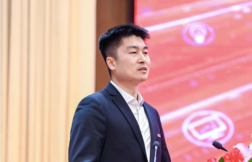 龙芯中科副总裁张戈主持龙芯3d5000服务器cpu发布仪式