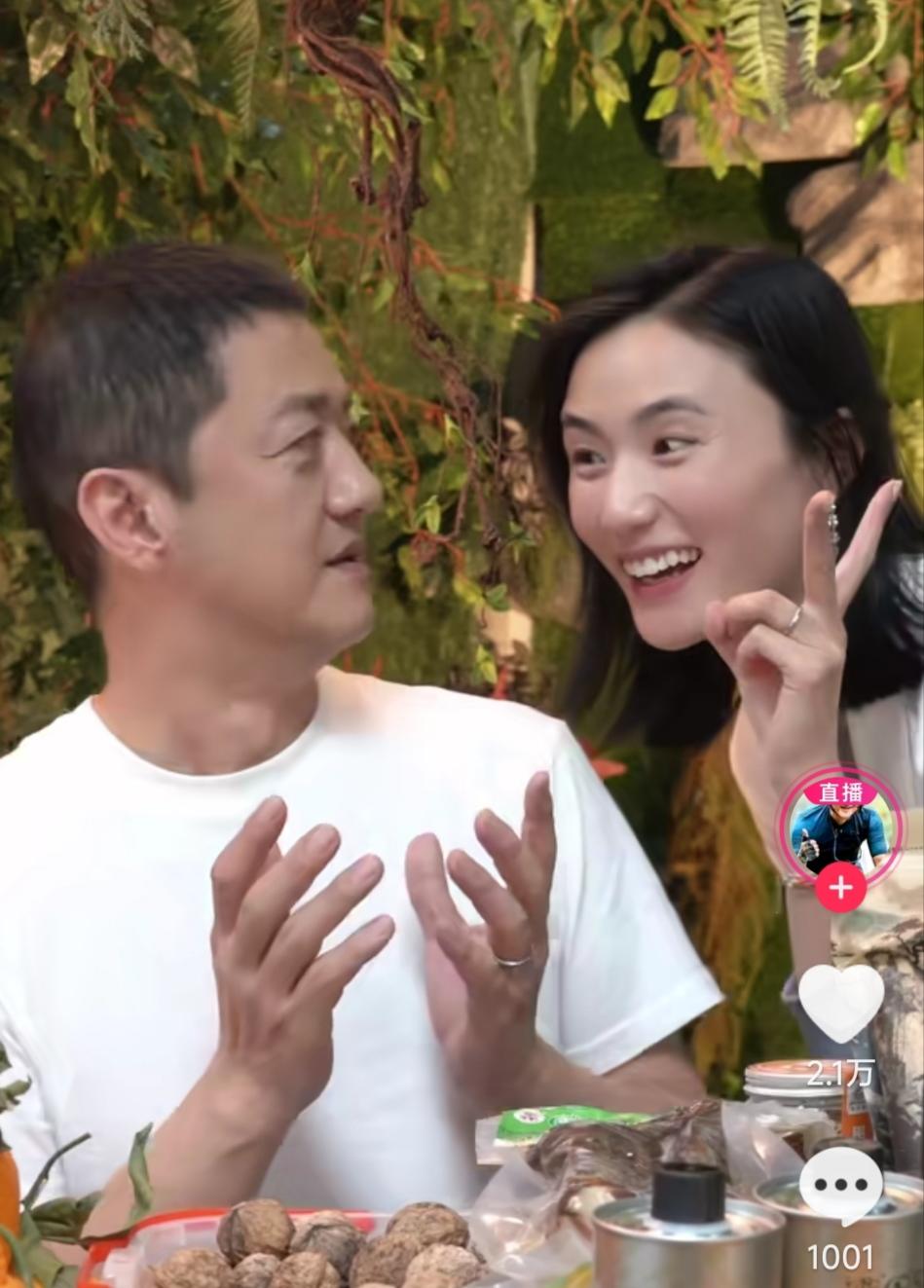 李亚鹏与海哈金喜现身大凉山助农直播间