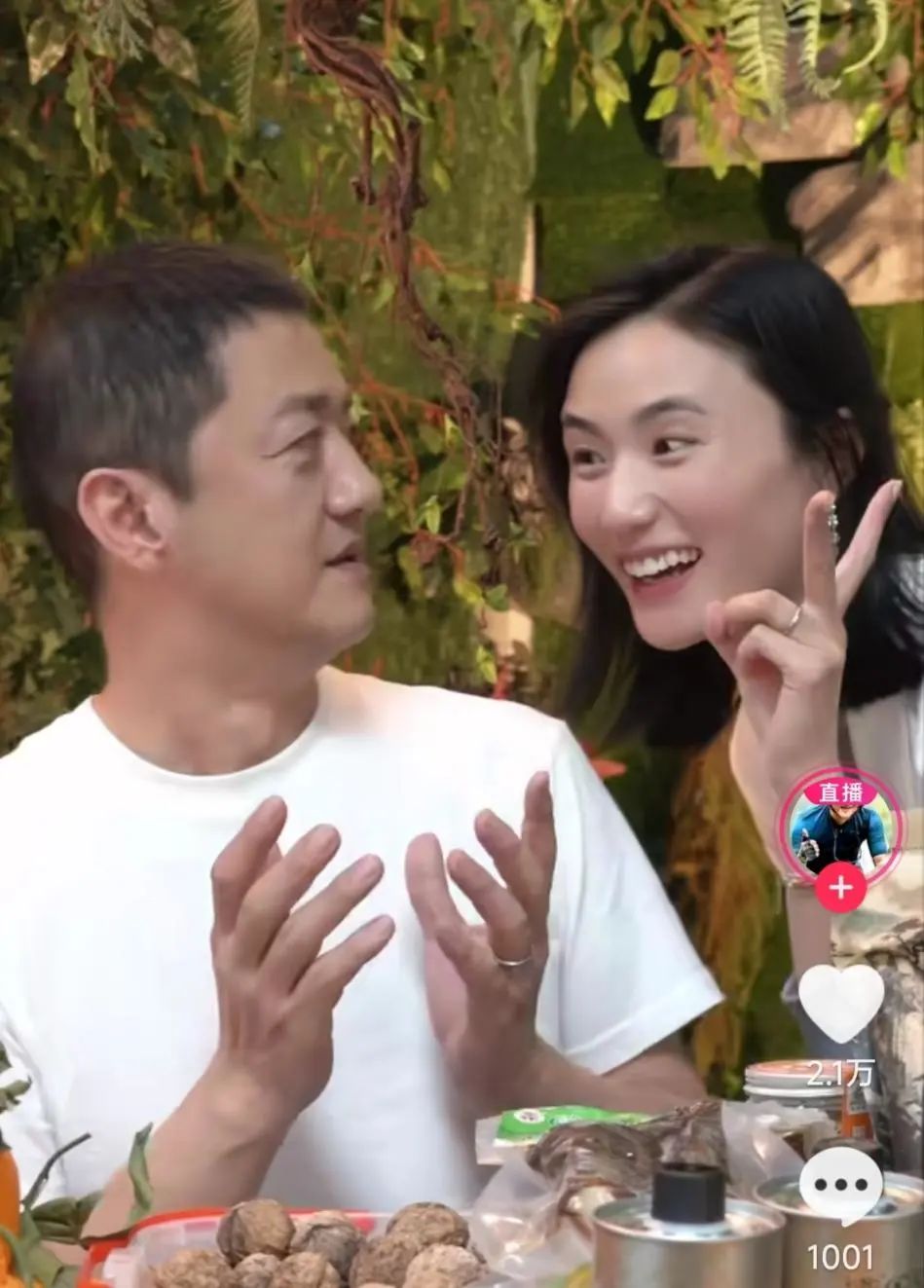 李亞鵬與海哈金喜現身大涼山助農直播間　　圖片來源：紅星新聞