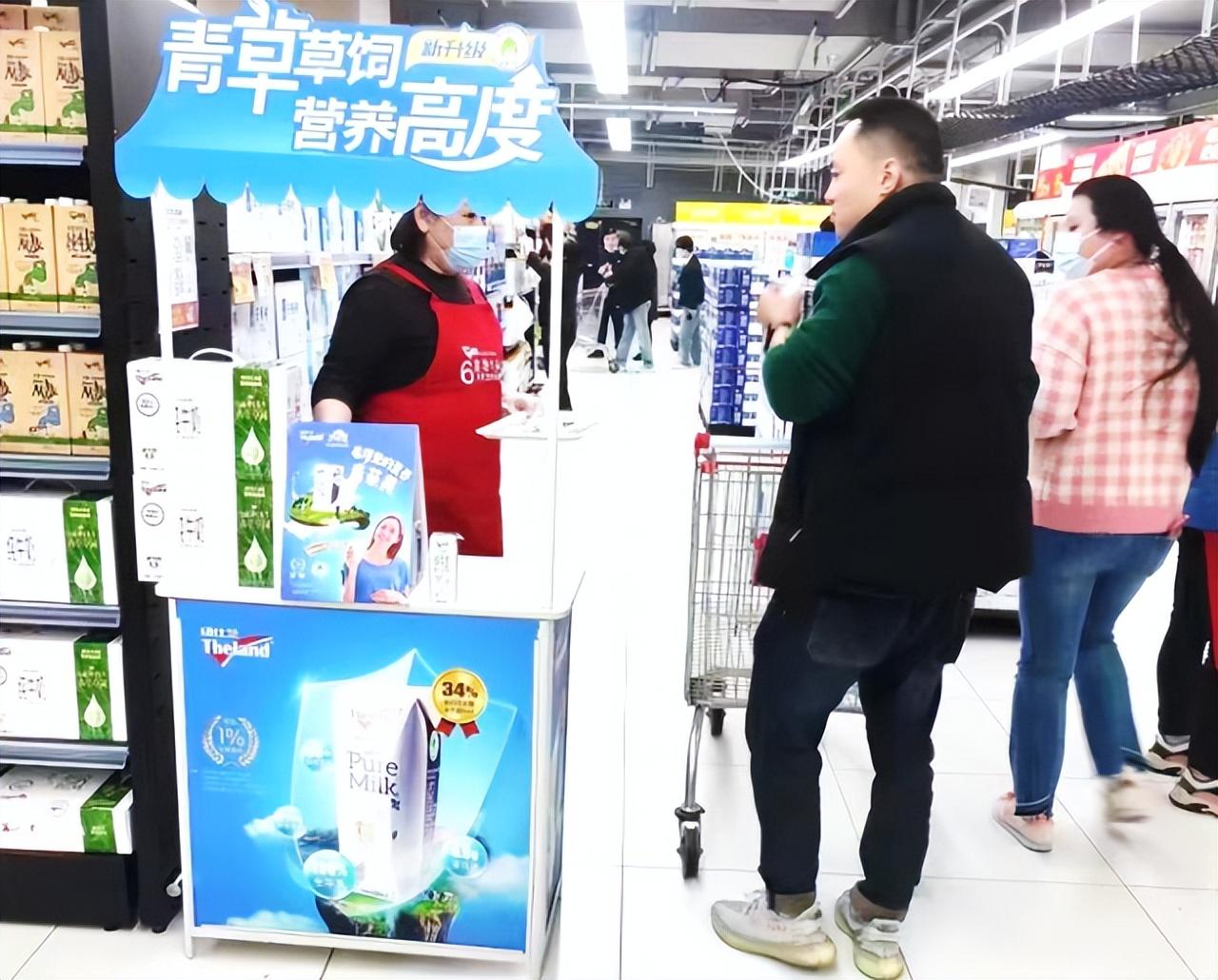 　　(图：新西兰最大自有品牌牧场纽仕兰，入驻家乐福中国 试饮活动进行中)