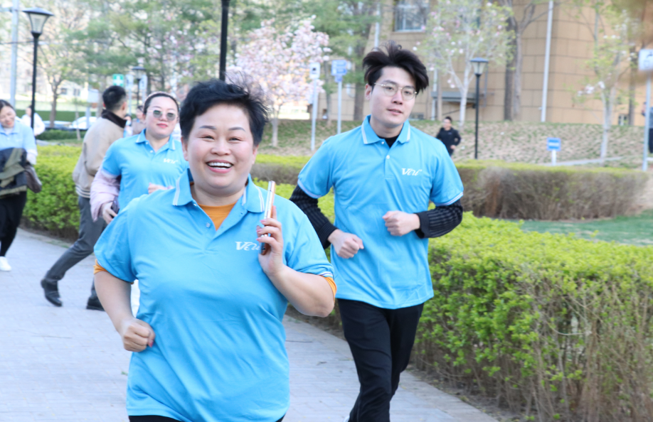 △太爱肽集团董事长吴霞女士带队领跑