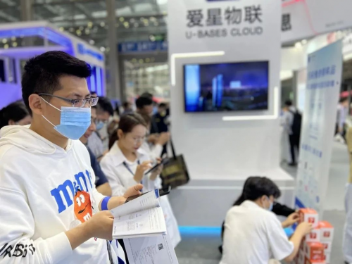 　　(展会现场盛况)