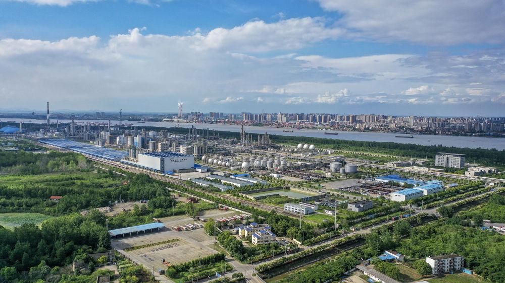 无人机航拍的中韩石化化工厂区全景.(新华社发/付松 摄)