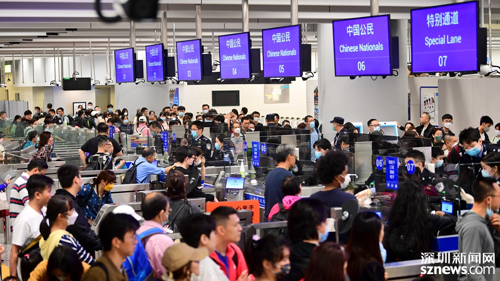 节假日期间,西九龙边检站保障出入境旅客快速通关.(王琛 摄)