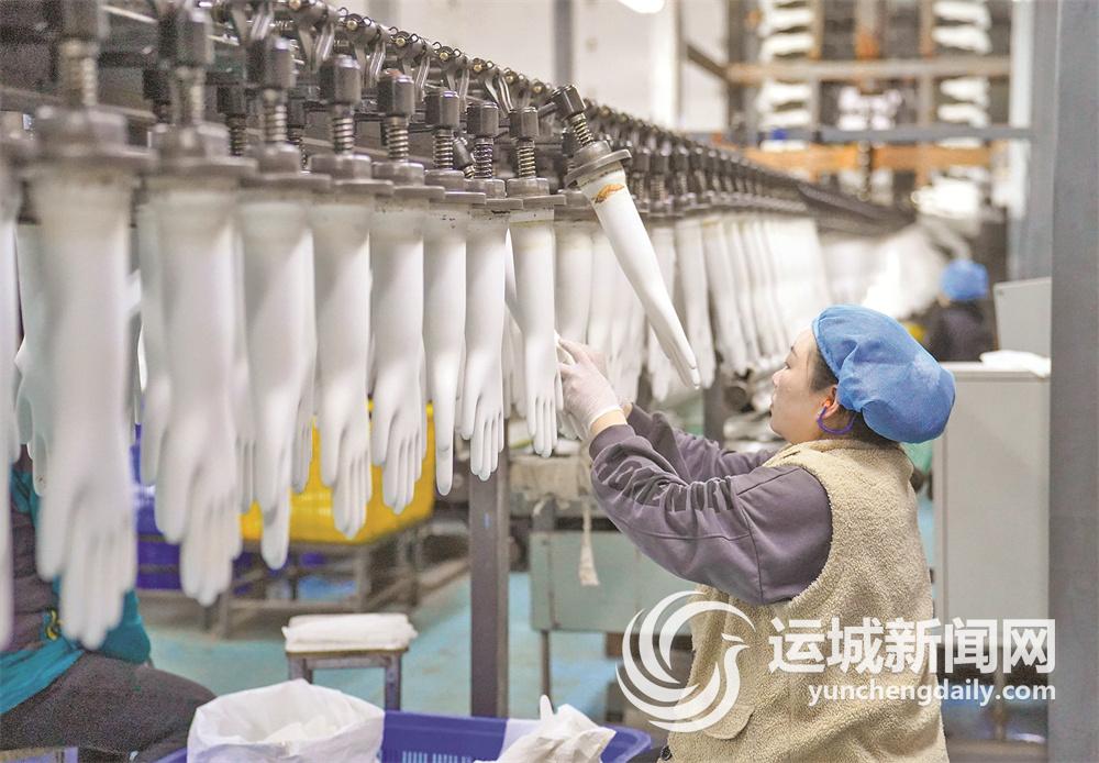 脱膜,漂洗,二次烘干,吹检,灭菌,包装等工艺后,一个个丁腈手套便生产