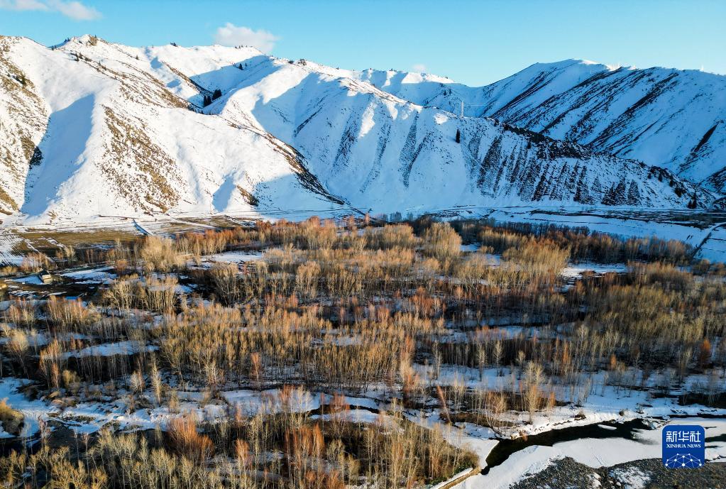 这是在新疆富蕴县可可托海拍摄的雪山景色(4月9日摄,无人机照片).