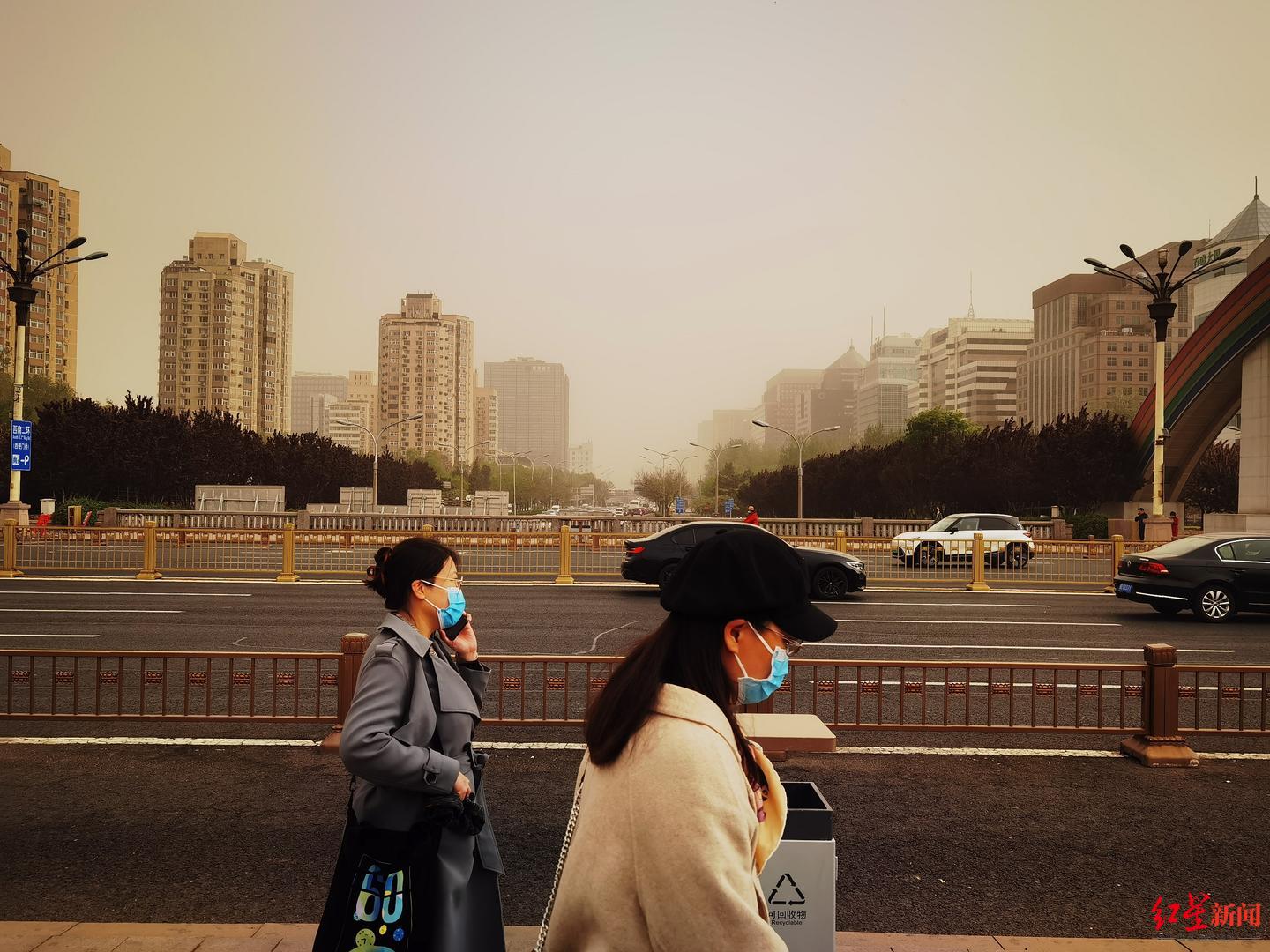 ↑北京出现大风扬沙天气 图据视觉中国