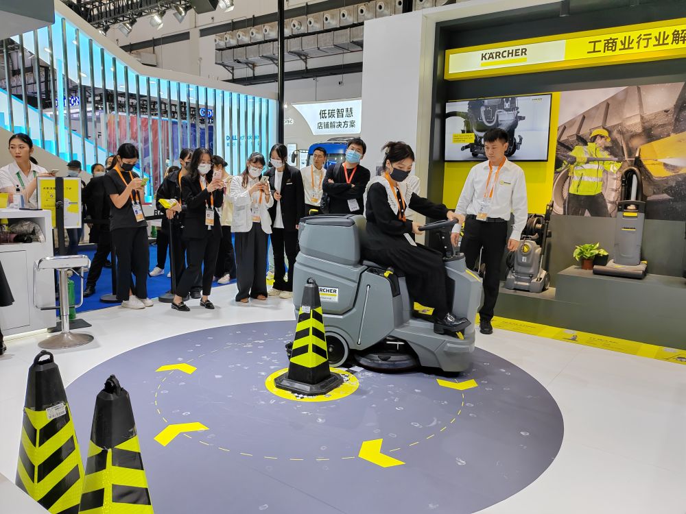 　　图为德国卡赫展位工作人员在演示清洁设备。新华社记者夏天 摄