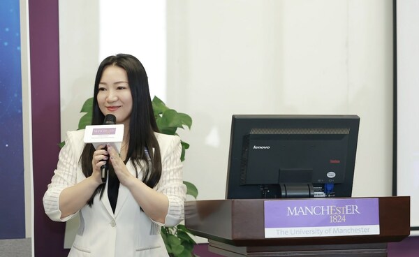 　　曼大中国中心主任傅潇霄女士致欢迎辞