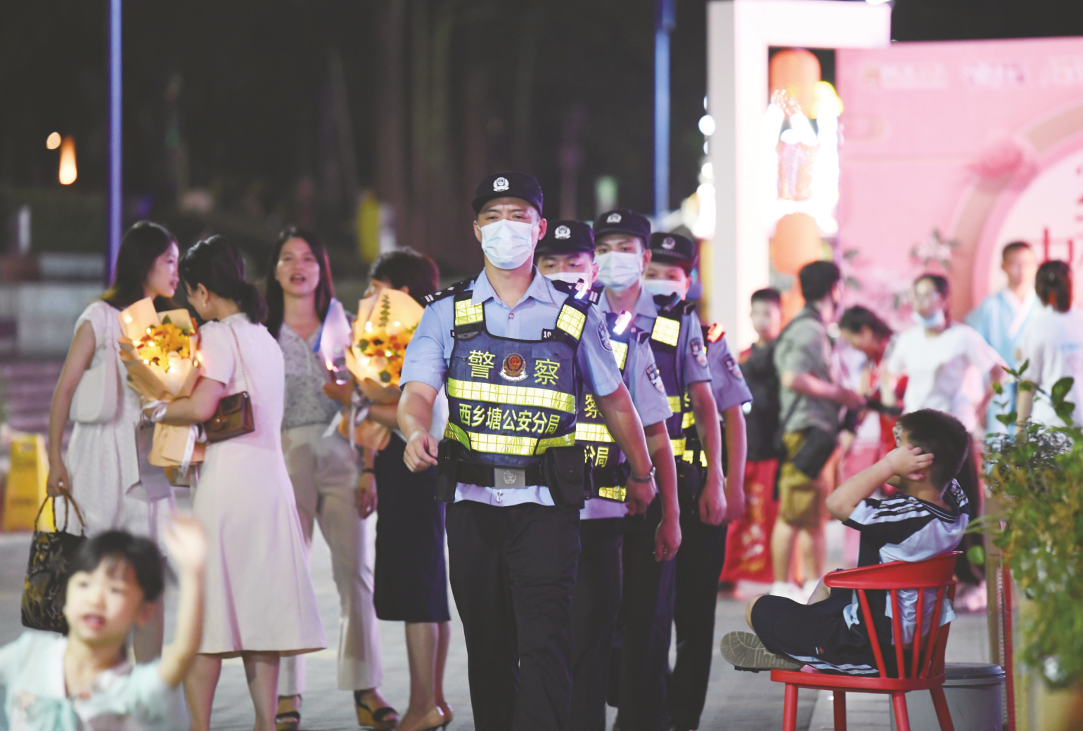     华灯初上,民警在繁华地