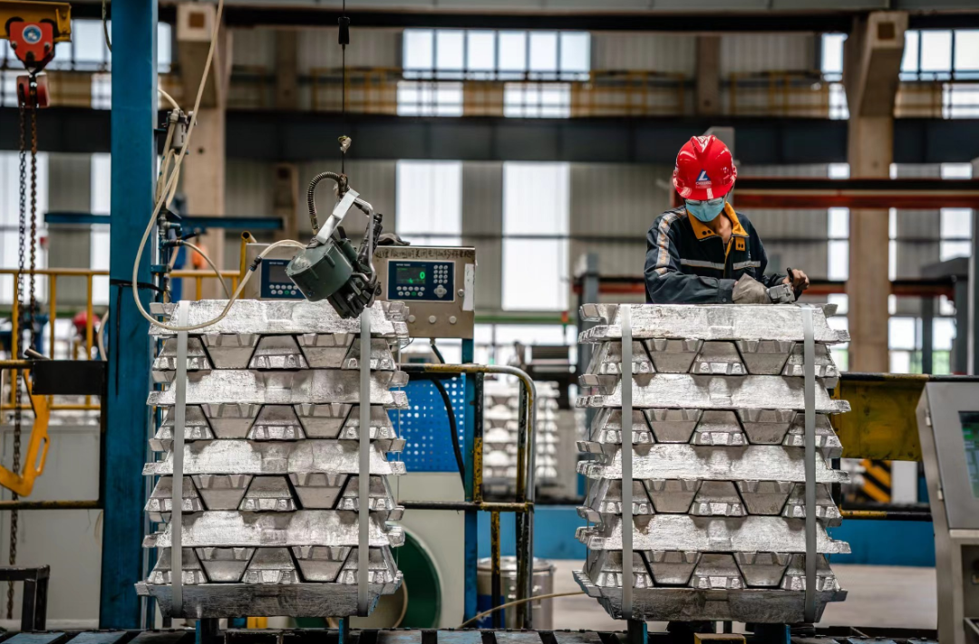云南文山铝业有限公司生产车间 新华社记者 胡超 摄