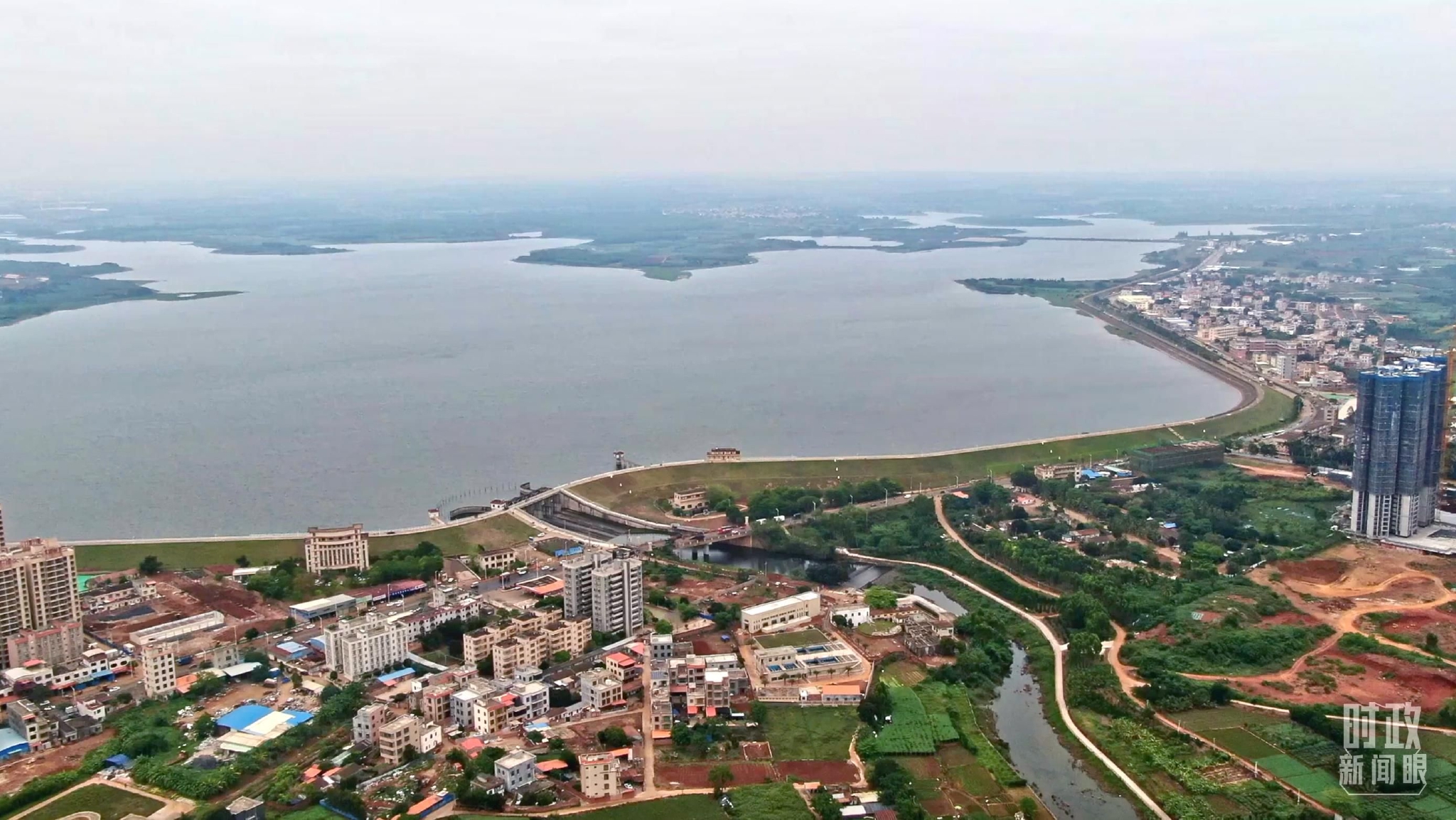 △水库与沿岸城市航拍。（总台央广记者邓裕达拍摄）