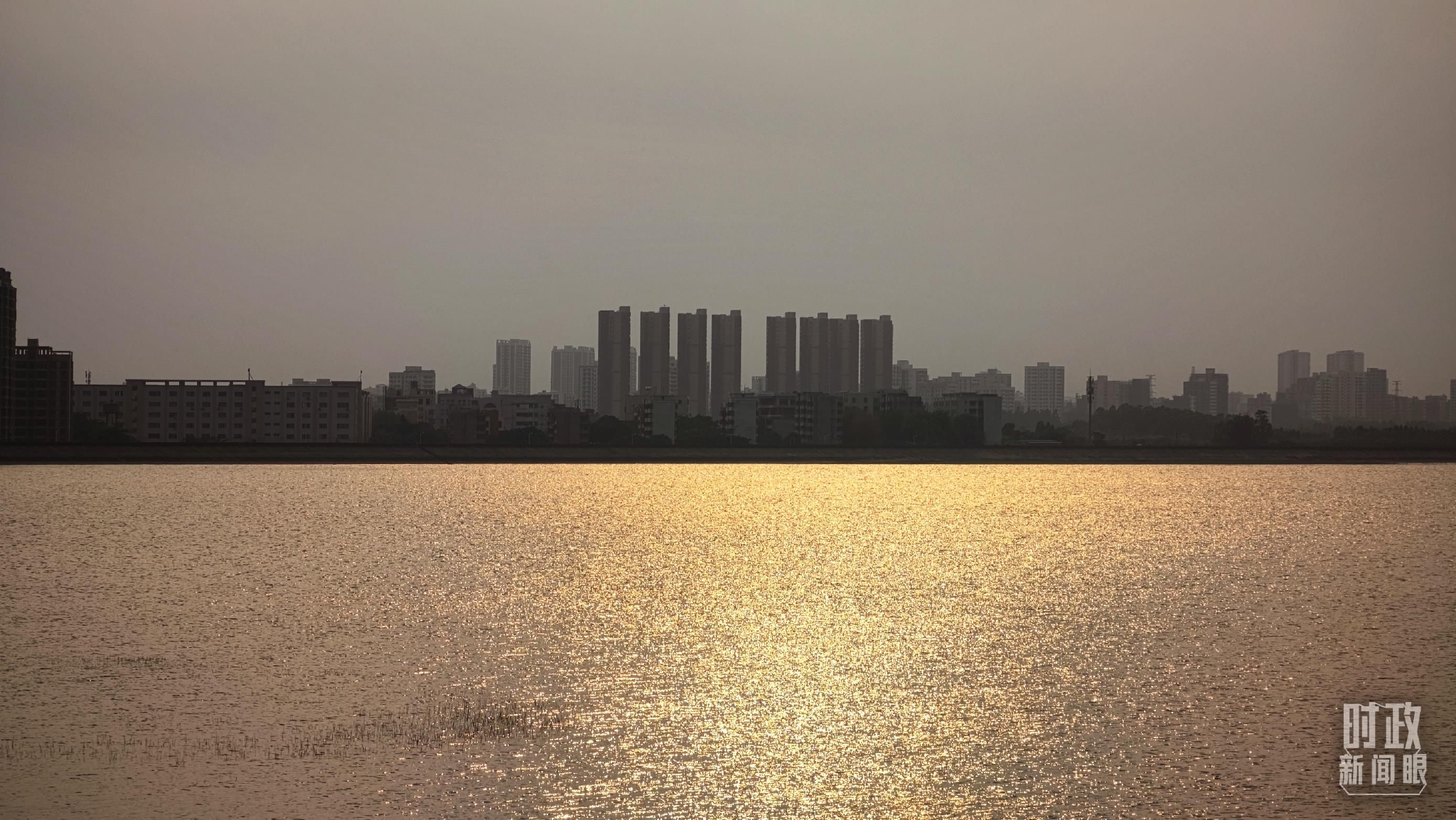 △水库沿岸的城市。（总台央广记者潘毅拍摄）