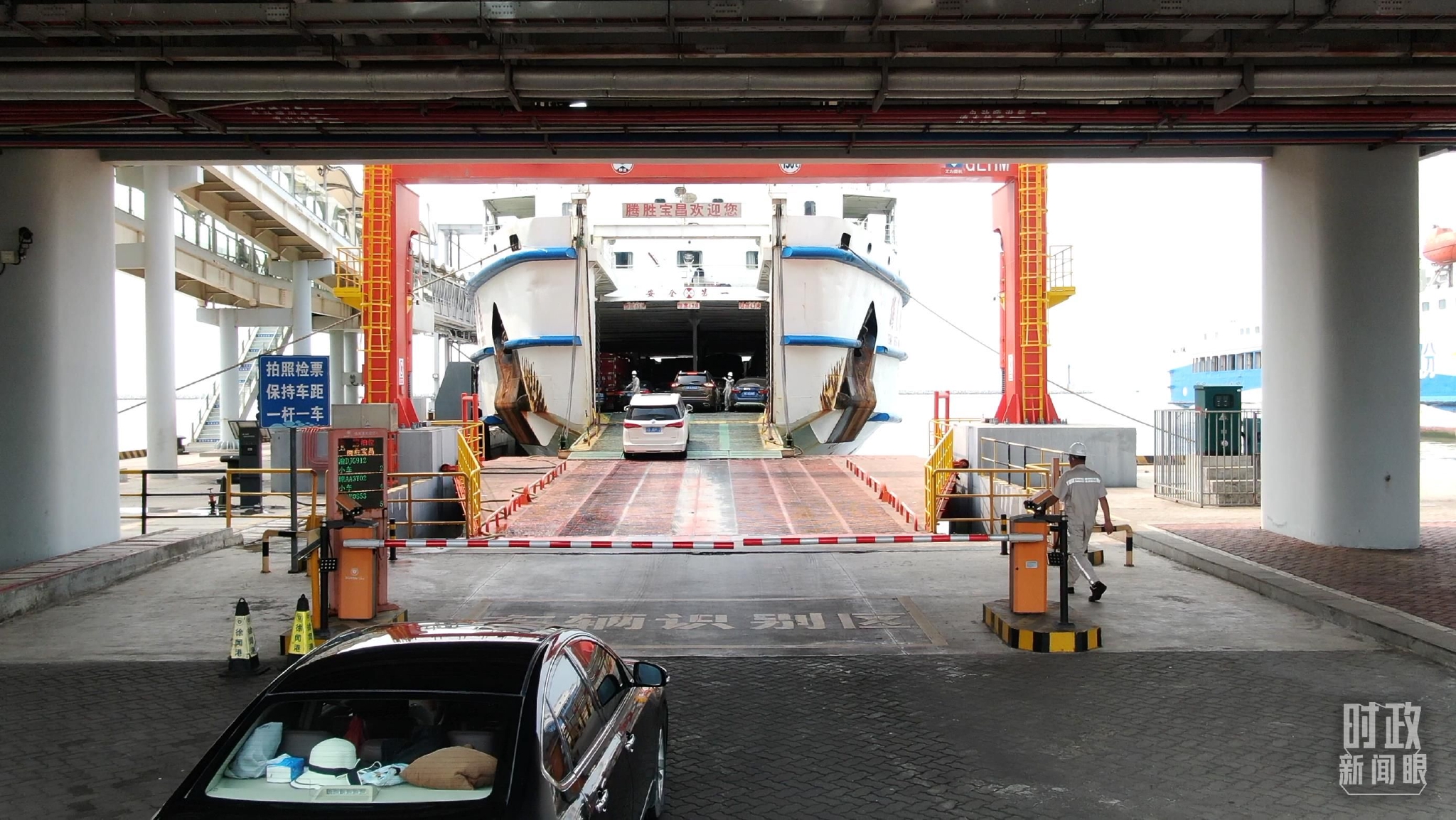 △车辆登船。（总台央视记者邓裕达拍摄）