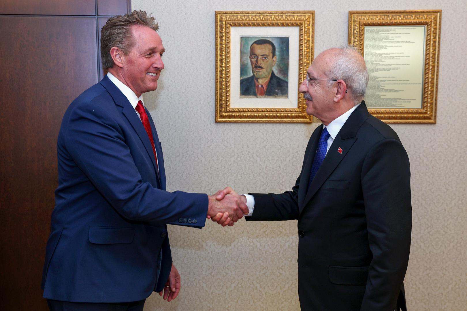 ↑3月29日，美国驻土大使弗莱克（左）会见克勒赤达罗卢 