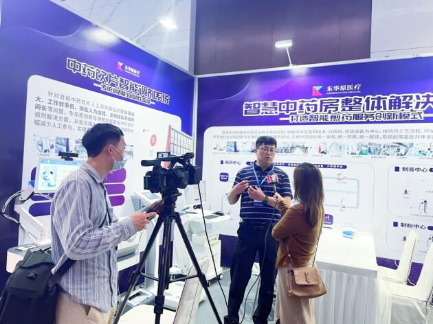 　　展会期间，电视台对东华原中医营销总监王宁做现场采访