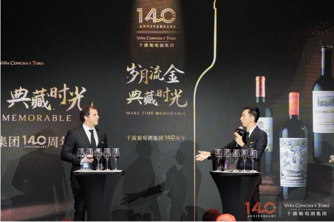 图：干露葡萄酒集团全球品牌大使Pablo Pressac携知名葡萄酒讲师小皮老师引领现场品鉴