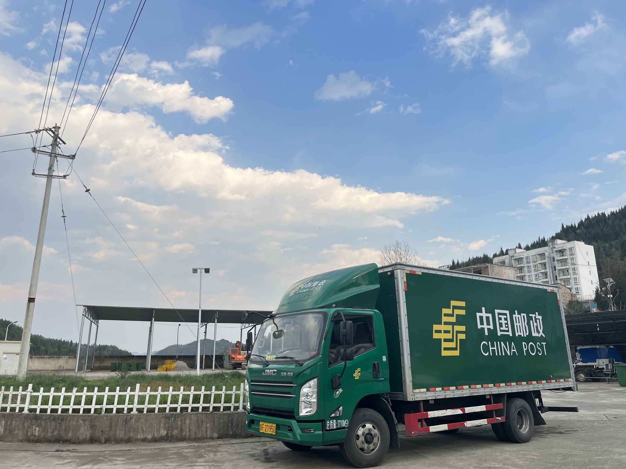 停放整齐后,只见邮车尾部与邮件装卸流水线无缝衔接,卸车人员熟练地将