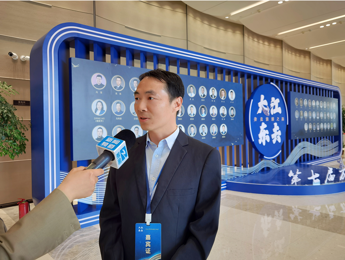 　　●灵犀科技CEO孔强接受浙江新闻频道记者采访