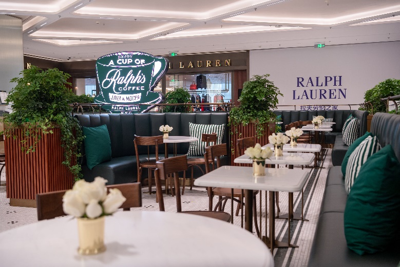 　　秉以优雅风格的窦骁与何超莲，在Ralph’s Coffee解锁拉夫劳伦式惬意生活。