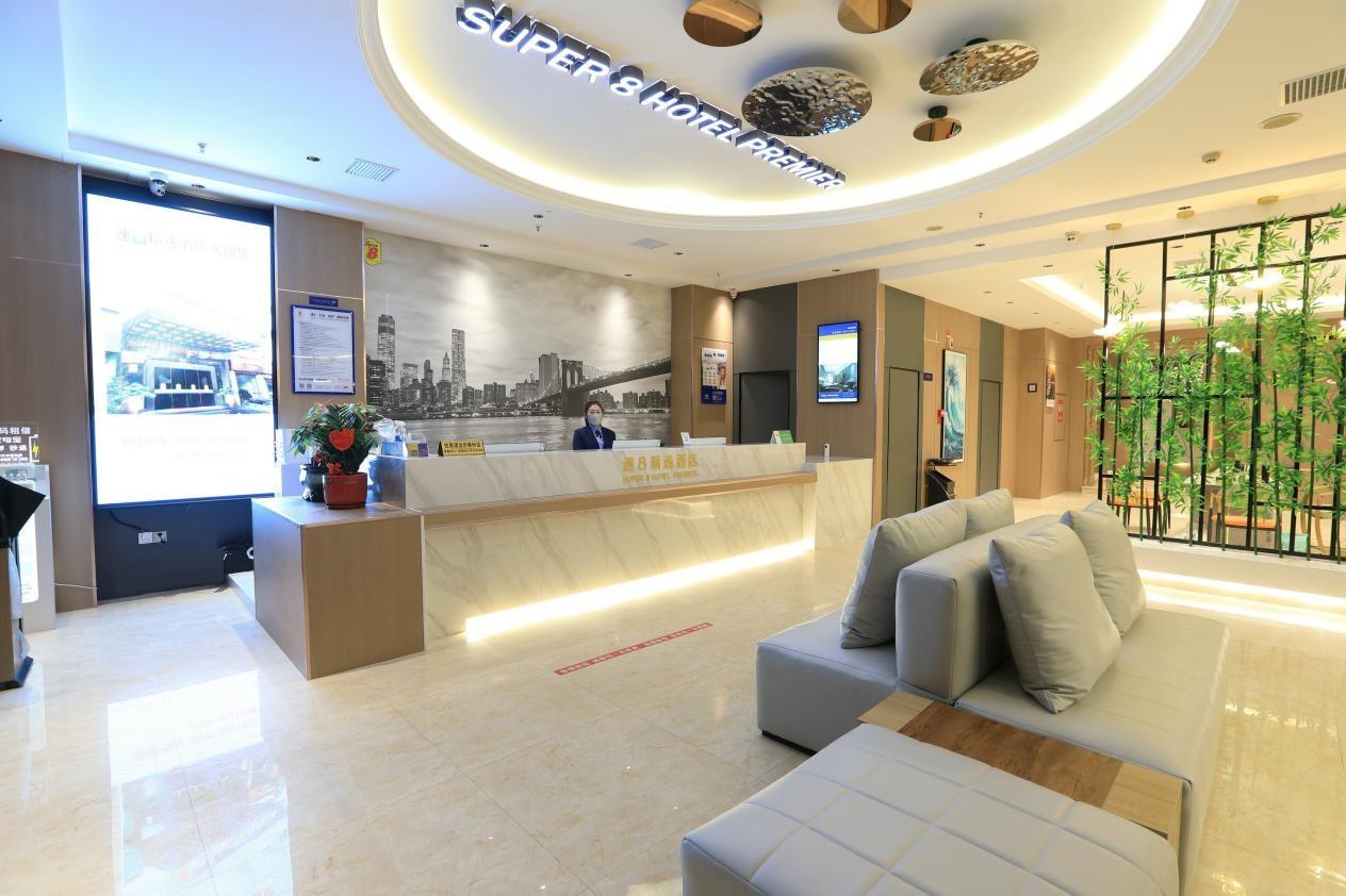 酒店客房整洁，宽敞明亮，环境卫生，环境优美，温馨舒适，设有多种房型，设施齐全，服务热情周到，是商务出差人士的不错之选。