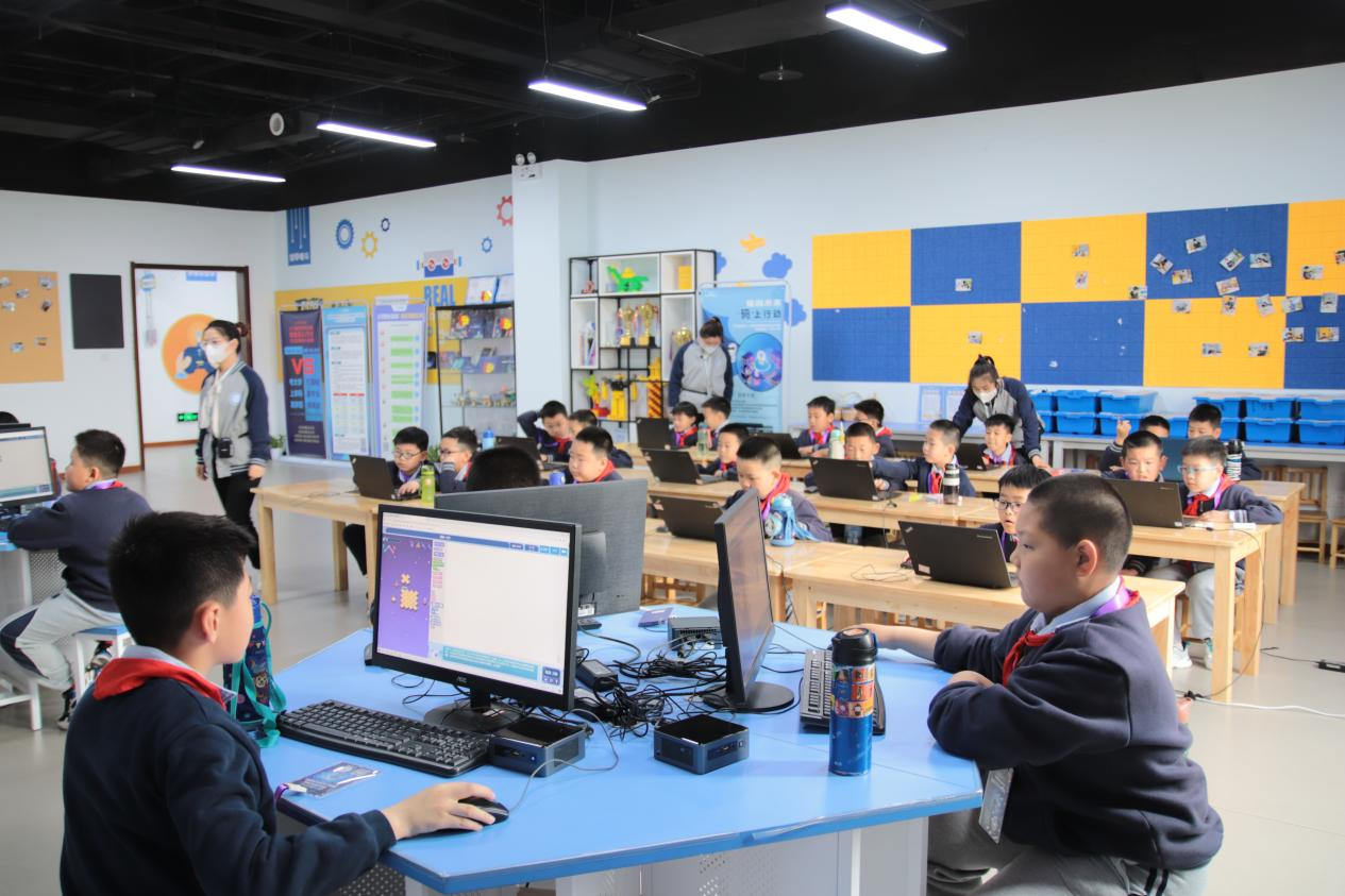 学生们在老师指导下学习编程课程.李玥涵 摄