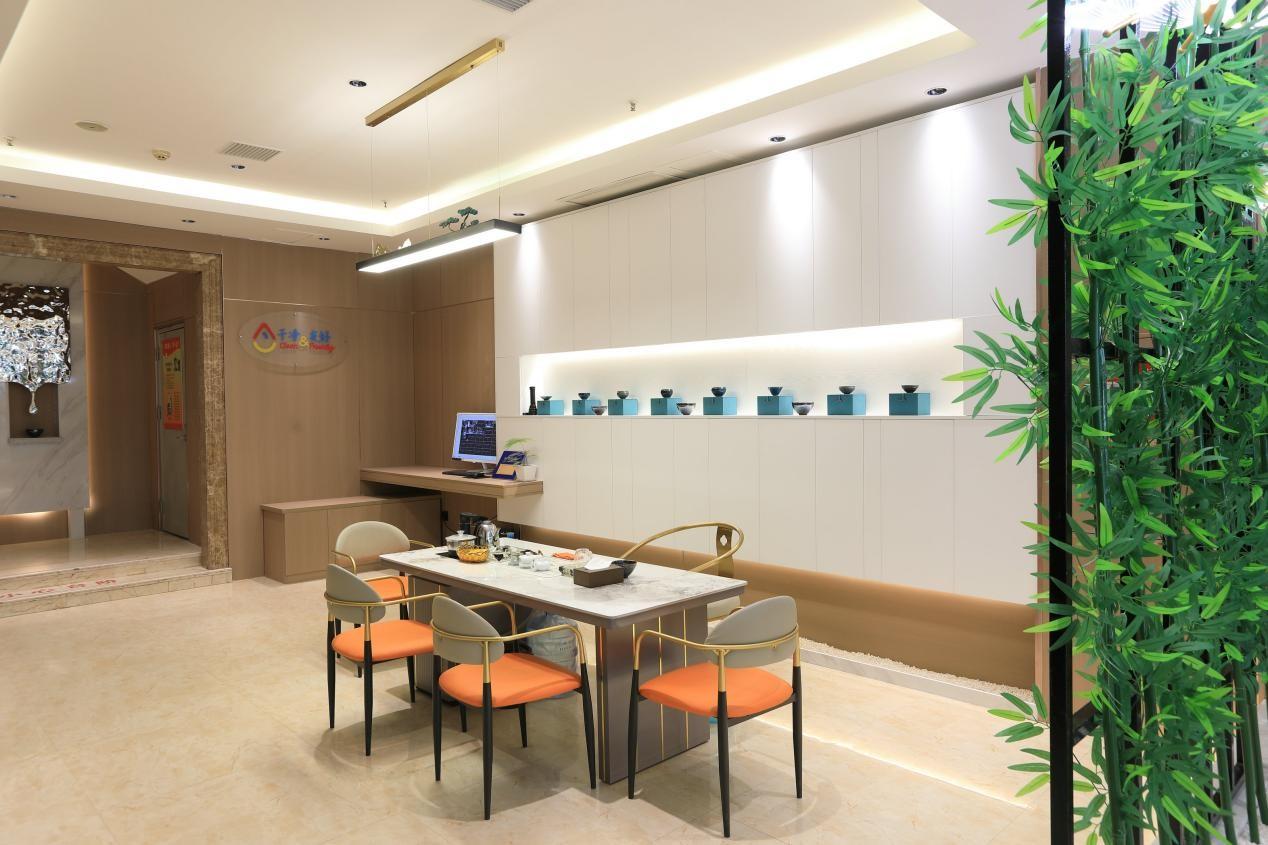 酒店客房整洁，宽敞明亮，环境卫生，环境优美，温馨舒适，设有多种房型，设施齐全，服务热情周到，是商务出差人士的不错之选。