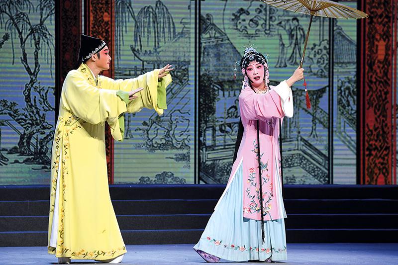 演员表演莆仙戏《踏伞行》选段(2021 年 6 月 17 日摄)宋为伟摄 / 本