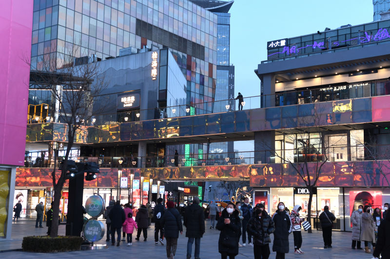 2月3日,北京朝阳,三里屯太古里商圈,不少市民游客正在逛街购物.