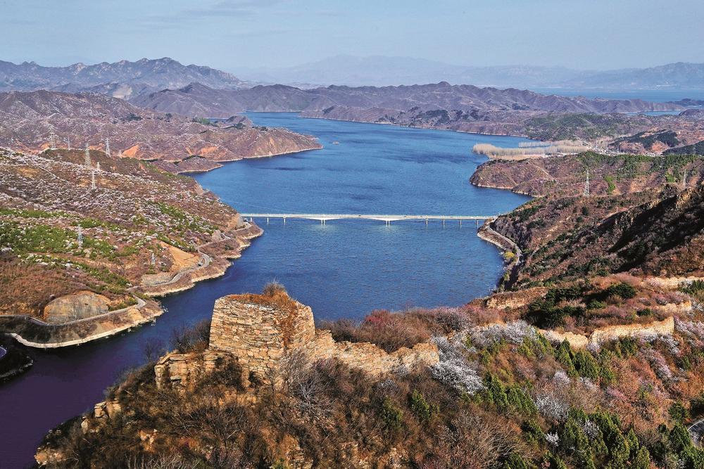 云蒙山长城东濒密云水库.春天山花盛开,与长城,水库,桥梁相映成趣.