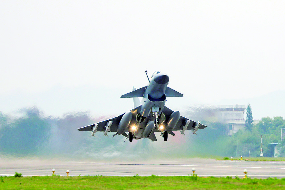 歼击机挂弹起飞