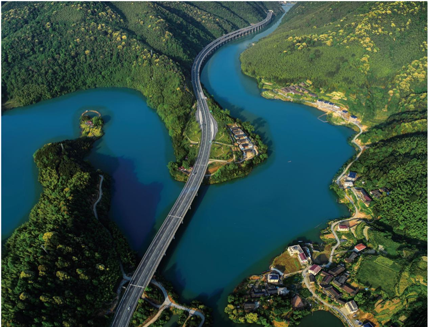 图为s86宁靖高速梅口巫水大桥花园阁段