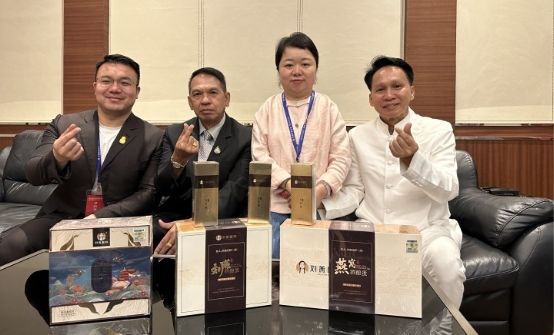 　　泰国皇室刚猜亲王、善猜亲王与刘燕酿制创始人、董事长合影