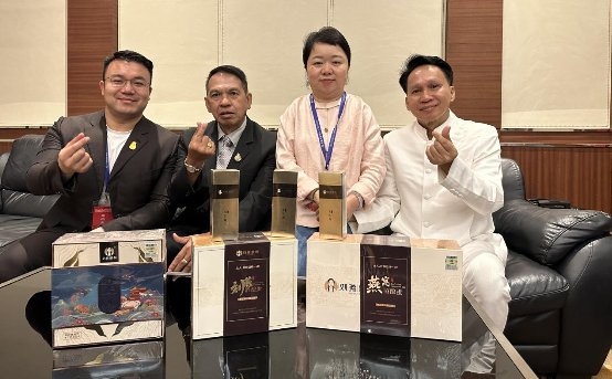 　　刘燕酿制创始人、董事长与泰国刚猜亲王、善猜亲王合影留念