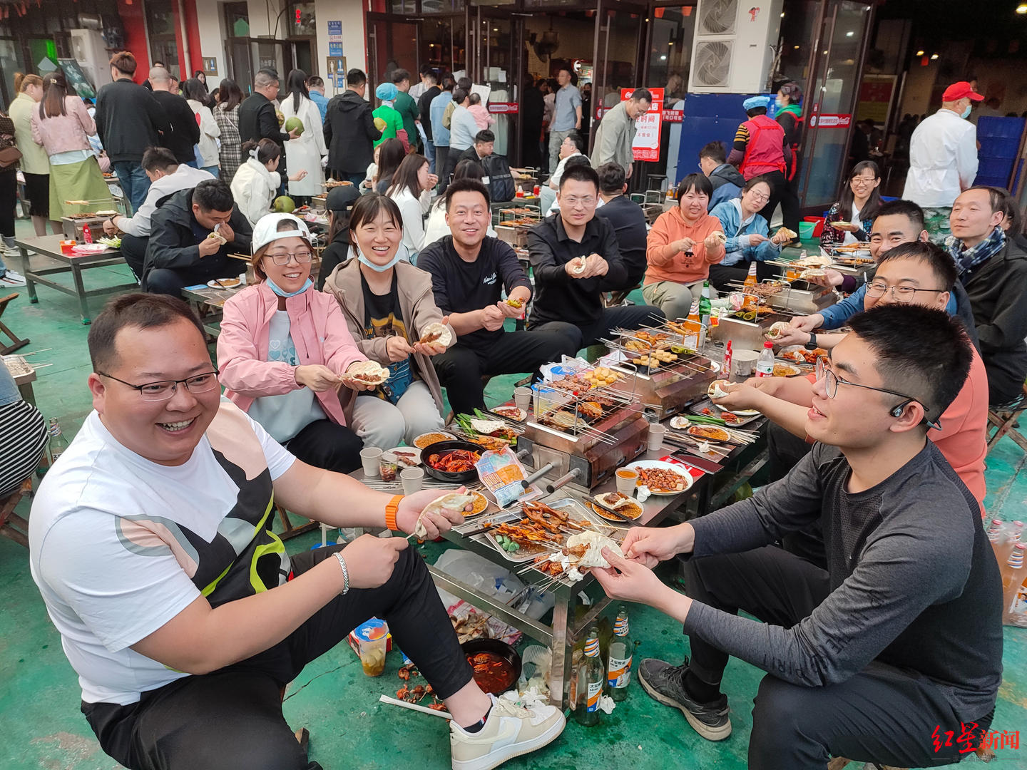 ↑山东淄博，食客正在享用烧烤 图据视觉中国