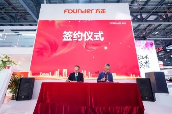 ▲方正电子董事长、总裁邵行（右）