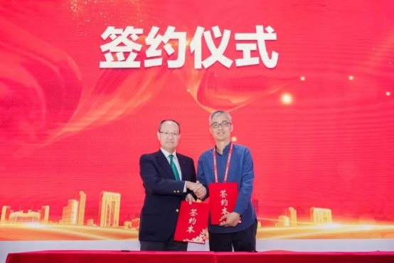 ▲方正电子董事长、总裁邵行（右）