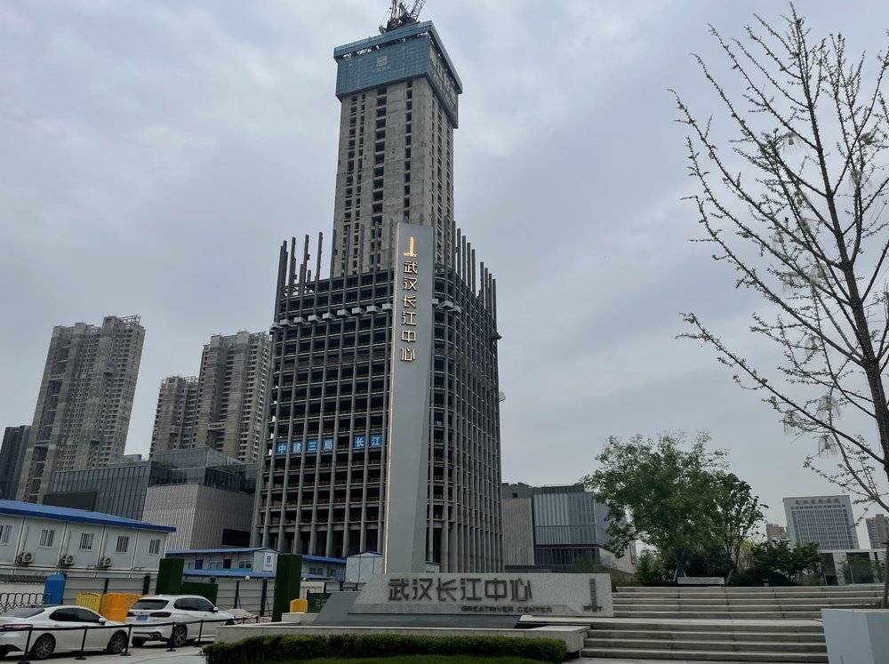 在建中的武汉长江中心,时代周报记者摄
