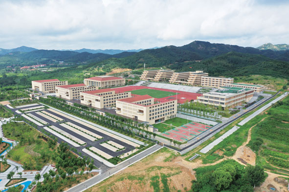 2020年建成投入使用的招远二中新校.受访者供图