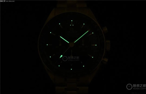 　　▲昏暗环境下，腕表所展示出的夜光效果